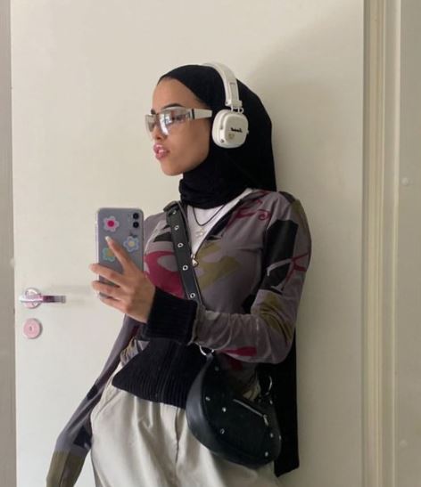 Tampil Trendi dengan Street Style Hijabi Kombinasi Baju Abu Abu
