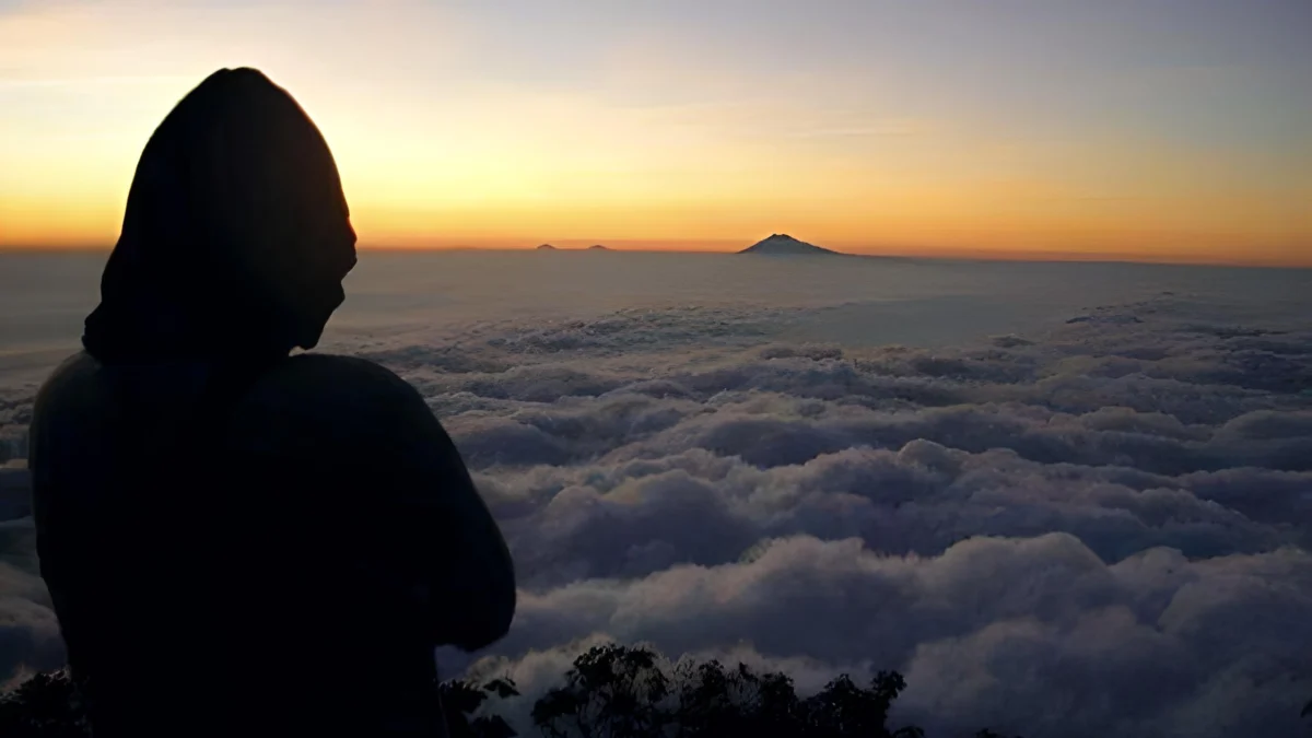 Melangkah di Atas Awan: Eksplorasi Mendalam Gunung-Gunung Terindah Jawa Barat