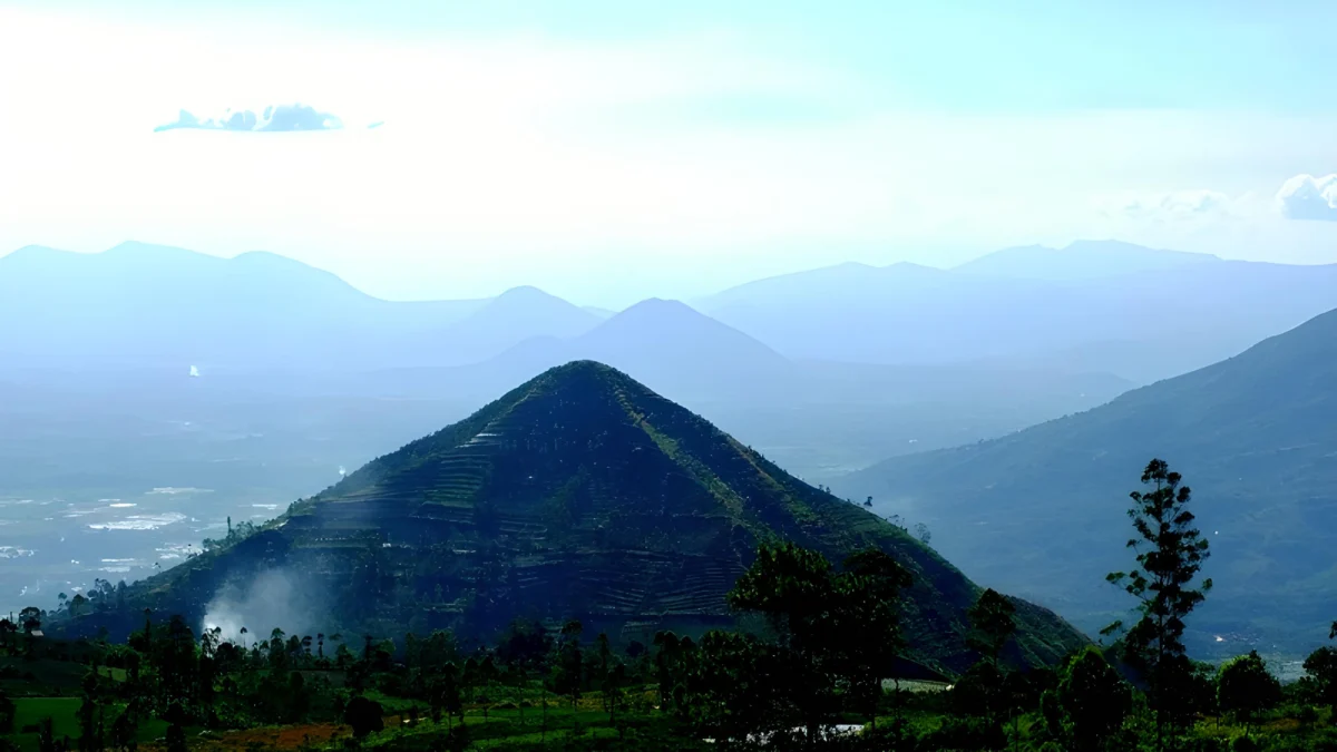 4 Fakta Gunung Piramid Jawa Barat, Katanya Mirip Dieng