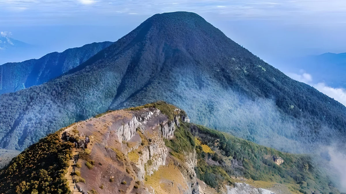 Deretan Gunung di Jawa Barat yang Bisa Didaki Oleh Pemula Sampai Profesional
