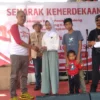 Kepala Kantor Pasar Sandang Sumedang, Taufik Hidayat saat memberikan santunan pada beberapa anak yatim pada kegiatan HUT RI Ke 78 di Pasar Sandang Sumedang Minggu (3/9).