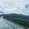 Keren Banget! Bandung Miliki Wisata Jembatan Kaca yang Bisa Dipakai Untuk Tempat Ngopi Bak di Atas Awan