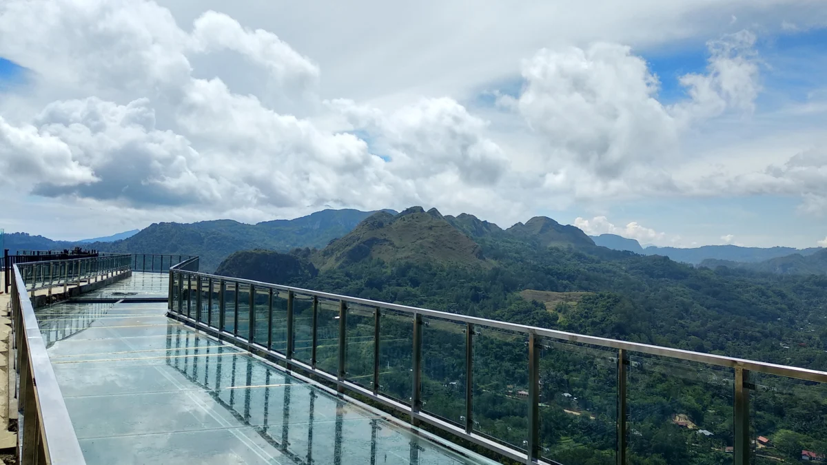 Keren Banget! Bandung Miliki Wisata Jembatan Kaca yang Bisa Dipakai Untuk Tempat Ngopi Bak di Atas Awan