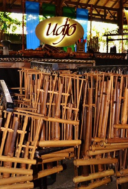 Belajar Seni Angklung di Saung Udjo Bandung, Mencintai Seni Tradisional