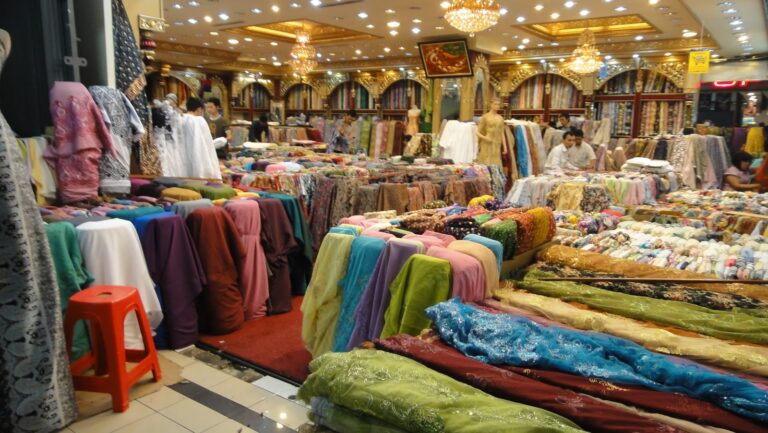 Buruan Eksplorasi Wisata Belanja di Pasar Baru Bandung