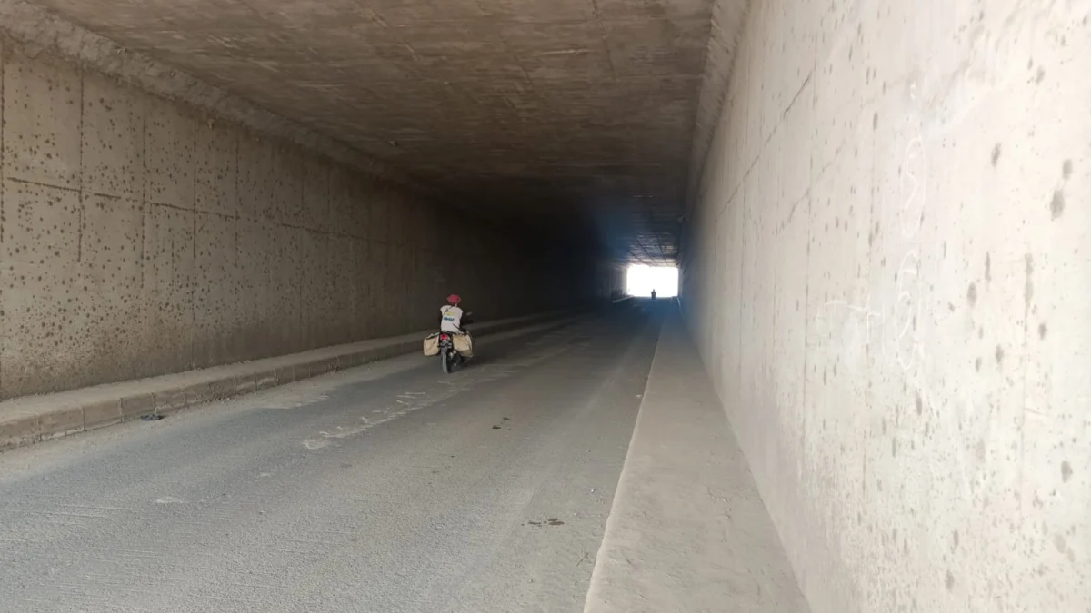 SEPI: Pemotor melintasi terowongan jembatan Tol Cisumdawu, Kecamatan Conggeang yang minim penerangan, baru-baru ini.(Foto Bimo)