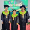 FOTO BERSAMA: Tiga guru di Pondok Pesantren Al-Hikamussalafiyyah Desa Sukamantri Kecamatan Tanjungkerta Sumedang telah selesai mengikuti pendidikan Pasca Sarjana Program Magister di Jawa Timur, baru-baru ini.(istimewa)