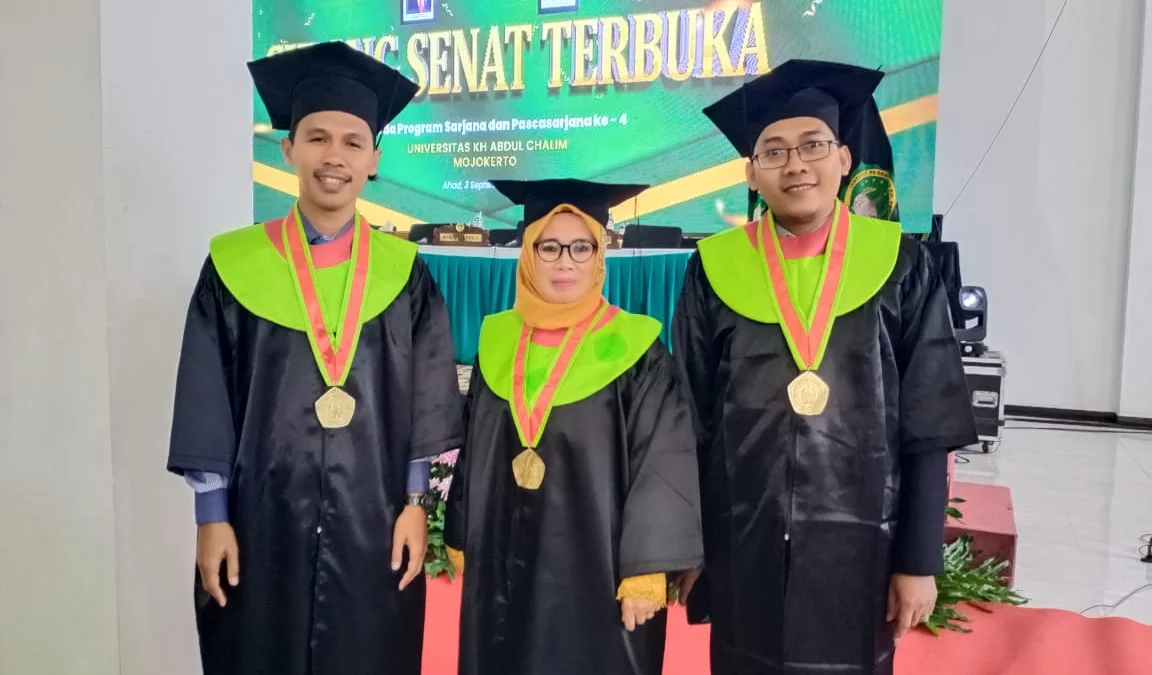 FOTO BERSAMA: Tiga guru di Pondok Pesantren Al-Hikamussalafiyyah Desa Sukamantri Kecamatan Tanjungkerta Sumedang telah selesai mengikuti pendidikan Pasca Sarjana Program Magister di Jawa Timur, baru-baru ini.(istimewa)