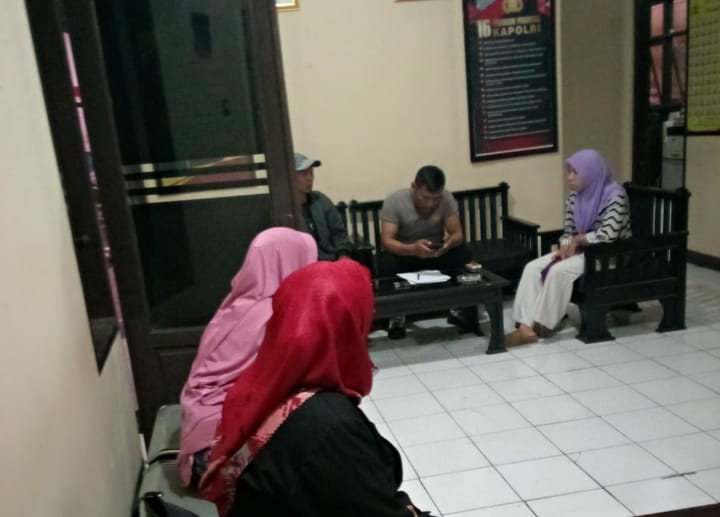 TRANSAKSI: Warga Dusun Bakom mendaftarkan diri dalam program bantuan sosial dari oknum yang mengatas namakan petugas Partai Perindo, .(Foto Rizki)