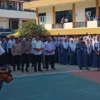MERIAH: Bupati Sumedang H. Doni Ahmad Munir tengah menghadiri Diesnatalies SMK Informatika, di Desa Situ, kemarin.(istimewa)