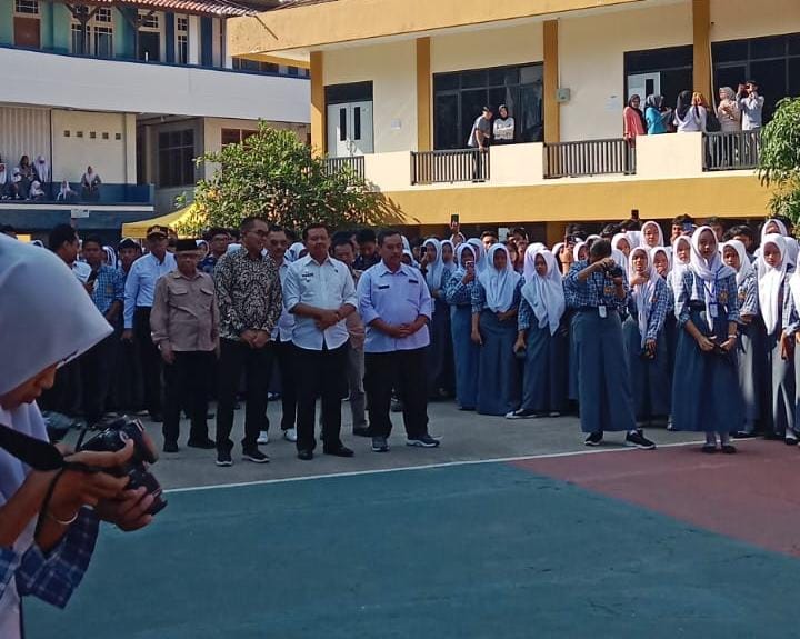 MERIAH: Bupati Sumedang H. Doni Ahmad Munir tengah menghadiri Diesnatalies SMK Informatika, di Desa Situ, kemarin.(istimewa)