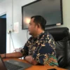BERI KETERANGAN: Staff  Aplikasi Informatika Barkat Agustino S.Kom saat dijumpai pers di kantornya, Kamis (7/9).(foto Rizki)