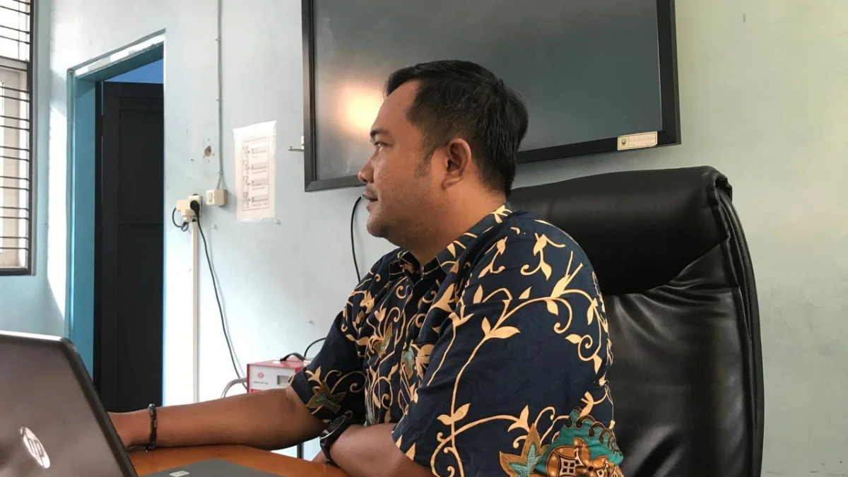 BERI KETERANGAN: Staff  Aplikasi Informatika Barkat Agustino S.Kom saat dijumpai pers di kantornya, Kamis (7/9).(foto Rizki)