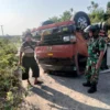 TERGULING: Mobil truk bermuatan GRC dari Kerawang menuju Conggeang Kabupaten Sumedang harus terguling di Tanjakan Tato Dusun Banas Banten, Desa Babakanasem Kecamatan Conggeang, Kamis (7/9/2023).