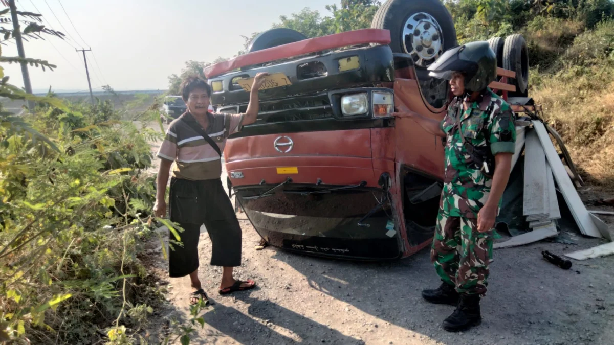 TERGULING: Mobil truk bermuatan GRC dari Kerawang menuju Conggeang Kabupaten Sumedang harus terguling di Tanjakan Tato Dusun Banas Banten, Desa Babakanasem Kecamatan Conggeang, Kamis (7/9/2023).