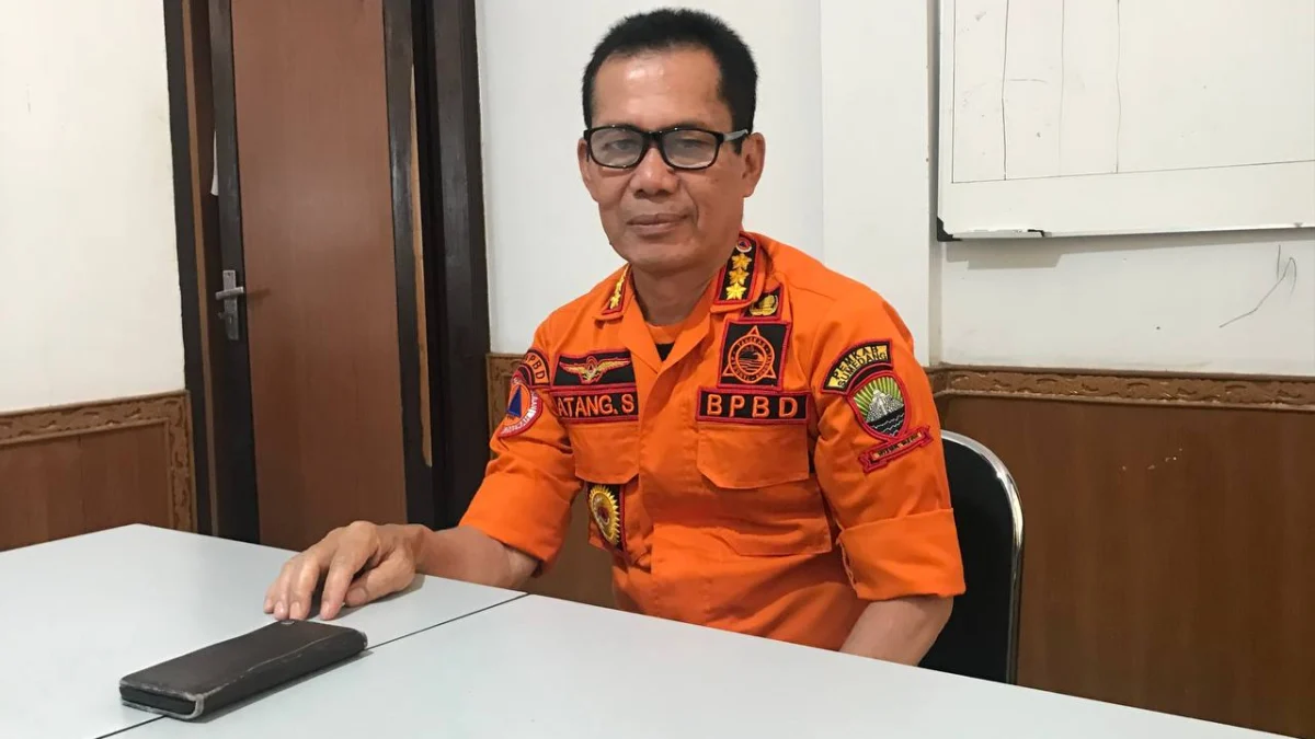 TEGAS: Drs. Atang Sutarno kepala pelaksana BPBD saat dijumpai di kantornya membahas tentang desa tangguh bencana, kemarin. (foto Rizki)
