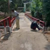 BERI WARNA: Beberapa perangkat Desa Babakanasem Kecamatan Conggeang saat mengecat jembatan kayu menjelang HUT Kemerdekaan RI, baru-baru ini.