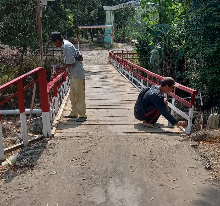 BERI WARNA: Beberapa perangkat Desa Babakanasem Kecamatan Conggeang saat mengecat jembatan kayu menjelang HUT Kemerdekaan RI, baru-baru ini.