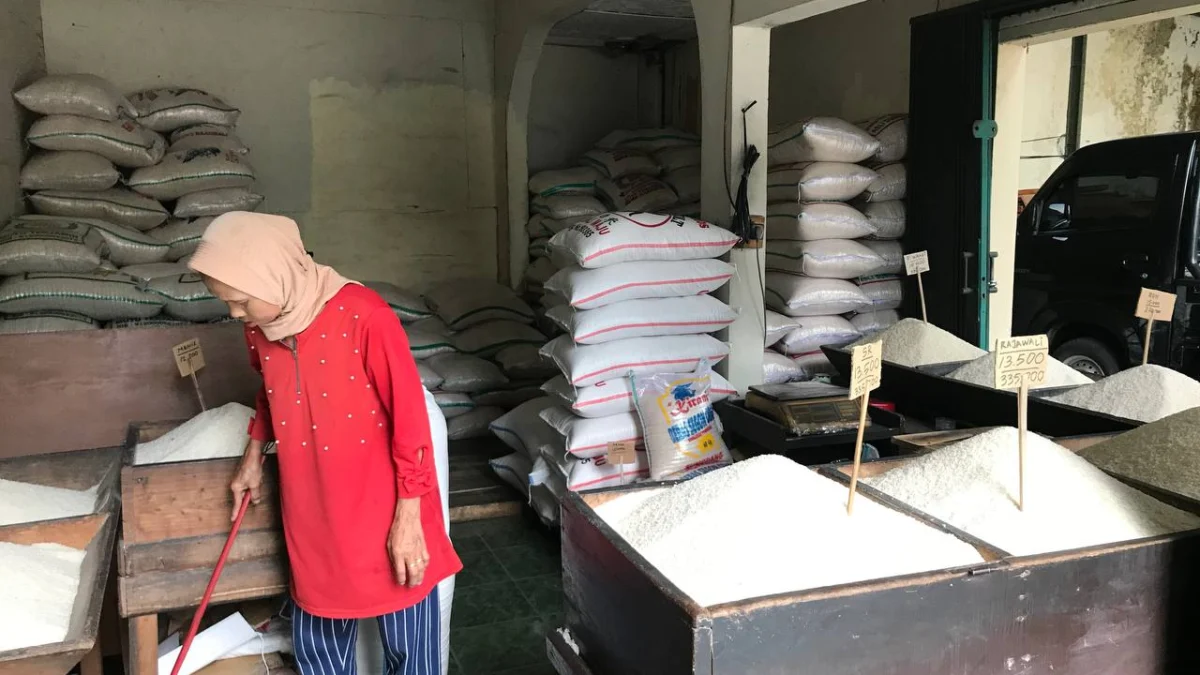 RESAH: Pegawai kios PD.Sumber Jaya tengah membersihkan kios, berlokasi di Jalan Raya Cirebon-Bandung, Dusun Cicelot, baru-baru ini
