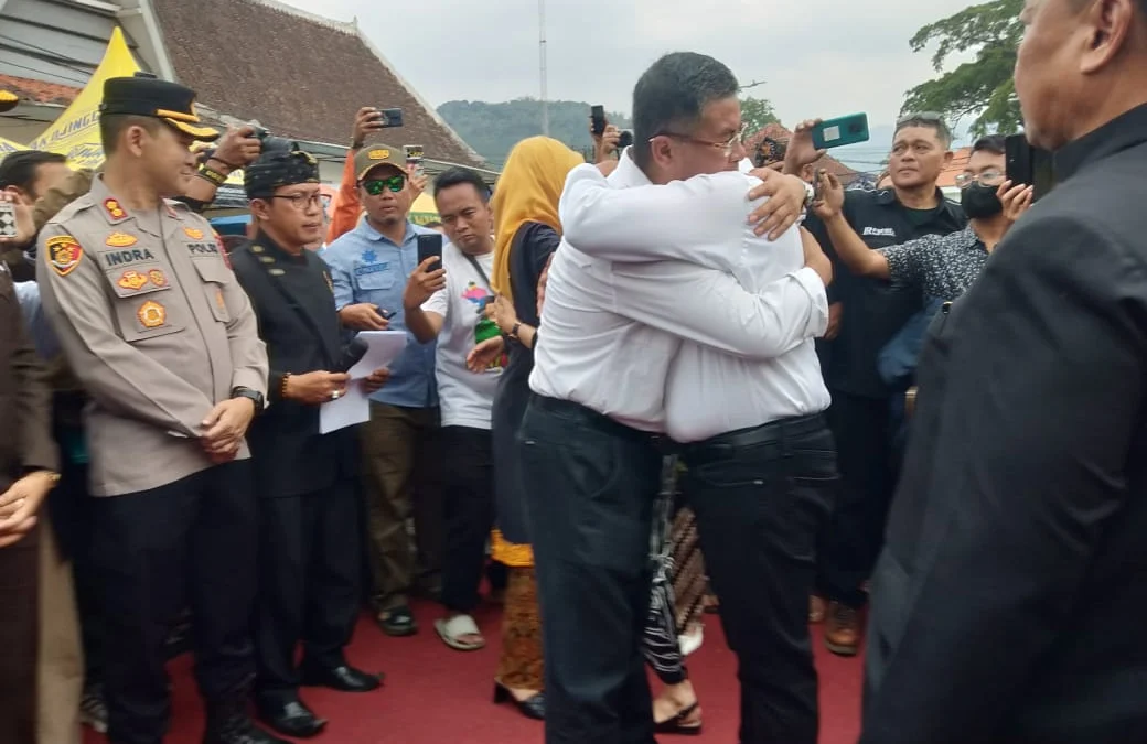 PENUH HARU: Bupati Sumedang H. Dony Ahmad Munir dan Wabup Erwan Setiawan melepas senyum sebelum meninggalkan Gedung Negara Kabupaten Sumedang, kemarin.