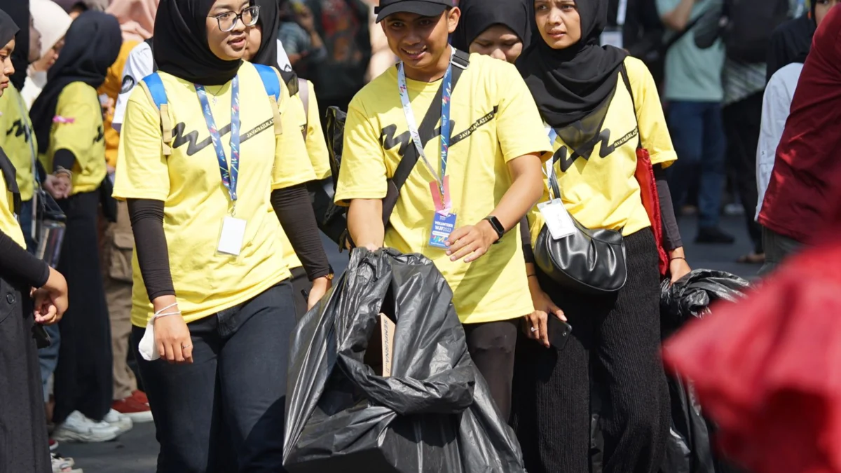 BERJAGA: Panitia WJF 2023 menyiapkan teknis penanganan dan pengelolaan sampah selama event West Java Festival (WJF) 2023 yang berlangsung di Jalan Diponegoro, kawasan Gedung Sate dan Stadion Siliwangi, Kota Bandung, pada 2-3 September 2023.