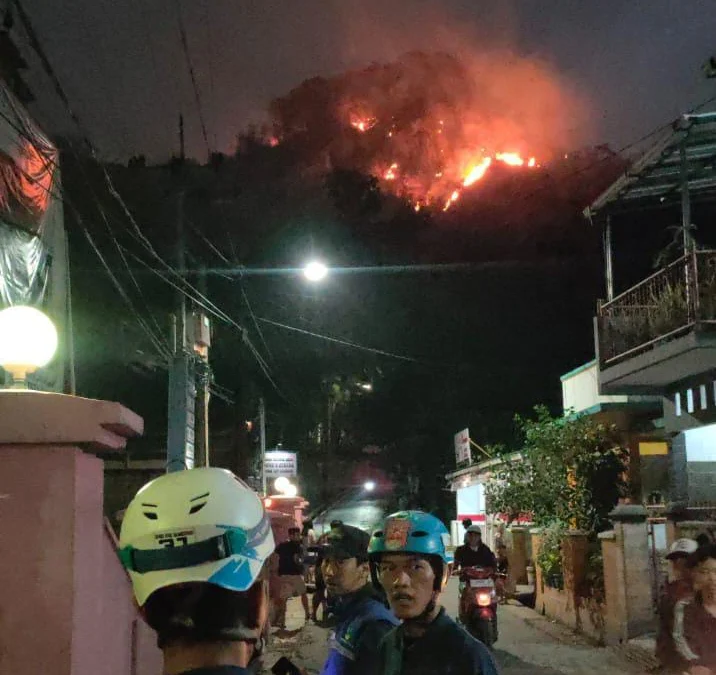 Api Menjalar Di Area Gunung Kacapi