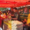 ANTRE: Ibu-ibu warga Conggeang antusias memanfaatkan momentum operasi pasar murah, untuk berburu sembako di Lapang Sepak Bola Legok Kaler Desa Legok Kaler Kecamatan Paseh, Senin (25/9).