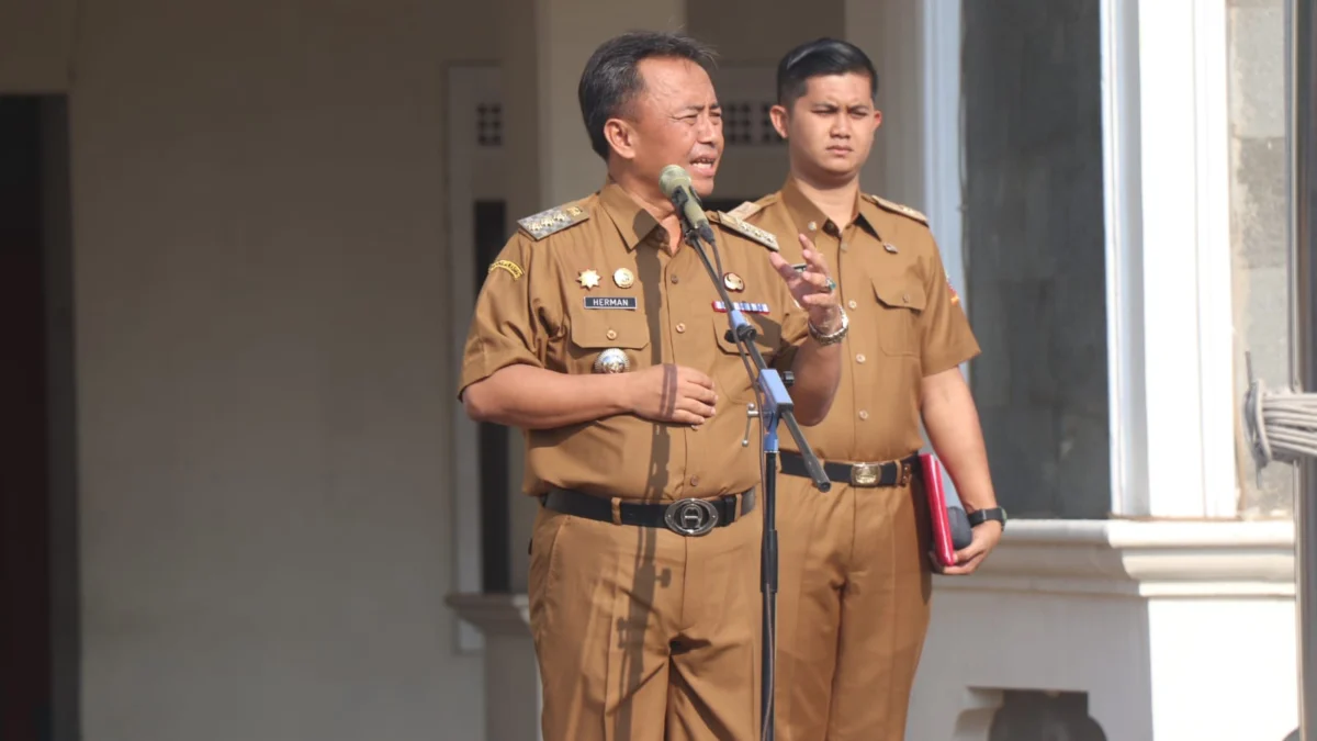 PERTAMA: Pj Bupati Sumedang, Herman Suryatman memimpin apel besar bersama seluruh ASN di lapang upacara komplek Pusat Pemerintahan Sumedang, kemarin.