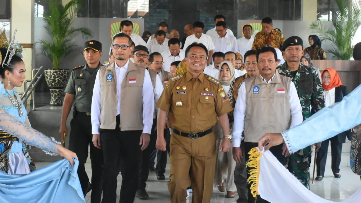 SEMANGAT: Pj. Bupati Sumedang Herman Suryatman usai menghadiri kegiatan di Sumedang, baru-baru ini.