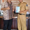 Dr Aqua Dwipayana bersama Kepala Unit Pelaksana Teknis Daerah Badan Kemasan Produk Daerah Dinas Perindustrian NTB Apt. Drs. Agus Supriyanto.