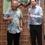 Dr Aqua Dwipayana bersama General Manager Hotel Mercure Bengkulu Herman Tri Wuryanto.