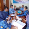 FOKUS: Pemerintah desa tengah mengikuti kegiatan Monev DD tahap II Oleh Pemerintah Kecamatan Sumedang Utara di Desa Mekarjaya, kemarin.