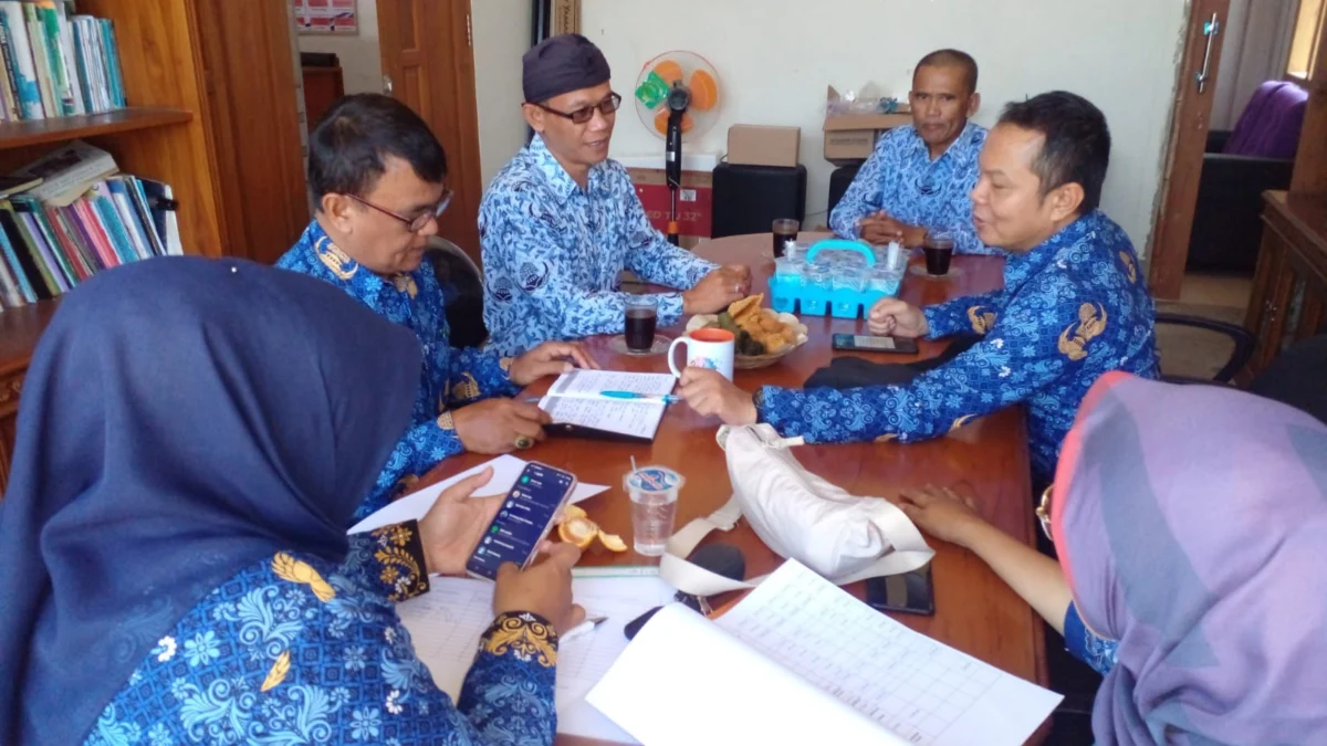 FOKUS: Pemerintah desa tengah mengikuti kegiatan Monev DD tahap II Oleh Pemerintah Kecamatan Sumedang Utara di Desa Mekarjaya, kemarin.