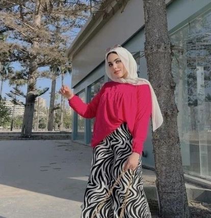 Inspirasi OOTD Hijab Warna Fuschia Bikin Ga Norak