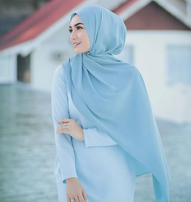 Jilbab Biru Langit Cocok dengan Baju Warna Apa Ya? Yuk Liat 9 Ide-nya!
