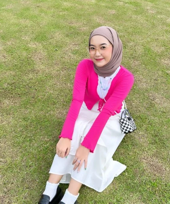 10 Warna Jilbab yang Cocok dengan Baju Warna Fuchsia, Warna Fuschia Kekinian Bikin Kulit Cerah!