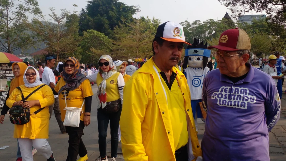 TEGAS: Ketua DPD Golkar Sumedang Sidik Jafar SE., saat menyapa dan berdialog, dengan tokoh masyarakat di salah satu acara di Alun-alun Sumedang baru-baru ini.(foto Ahmad Sofa)