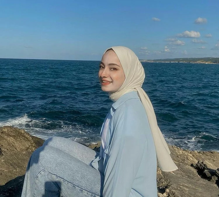 Hijab yang Cocok untuk Baju Warna Biru Muda Apa Ya? Kuyyyy Intip!