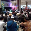 KHIDMAT: Ratusan jema'ah umat muslim berdesakan memadati ruangan atrium Plaza Asia di Sumedang, dalam rangka memperingati Maulid Nabi Muhammad Shallallahu Alaihi Wasallam, dengan tema Syafari Dakwah, baru-baru ini.