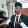 ARAHAN: Pj Bupati Herman Suryatman usai melantik Pj Sekda Sumedang, Tuti Ruswati di Gedung Negara Kabupaten Sumedang, kemarin.