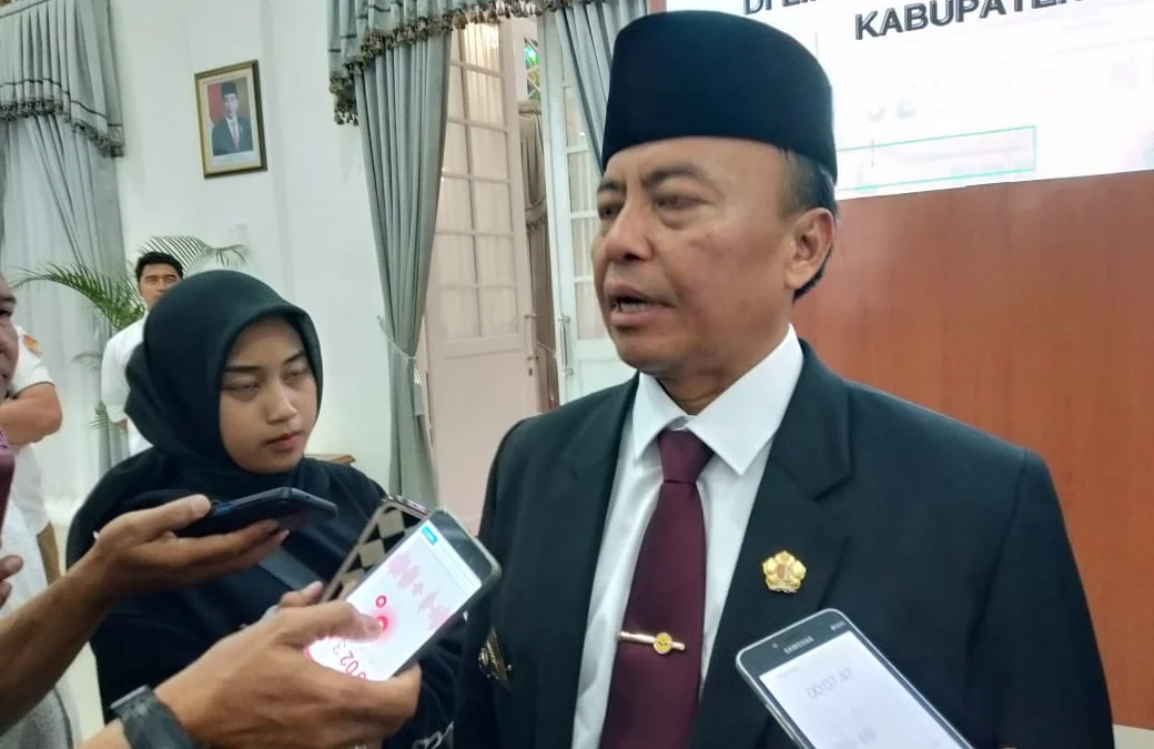 ARAHAN: Pj Bupati Herman Suryatman usai melantik Pj Sekda Sumedang, Tuti Ruswati di Gedung Negara Kabupaten Sumedang, kemarin.