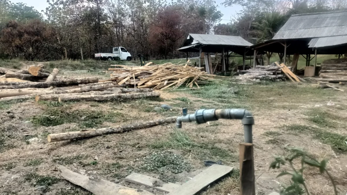 ATEP BIMO ARIO SUTEJO/SUMEKS KEKURANGAN AIR: Kondisi Dusun Sampora dan Pasir Angin Desa Ciawitali, Kecamatan Buahdua kekurangan air bersih.
