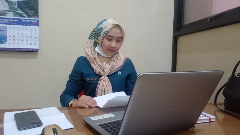 DITEMUI: Kepala Bidang Hubungan Industri pada Disnakertrans Kabupaten Sumedang, Nisye Sumanika, belum lama ini.