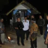 SAPA WARGA: Pj Bupati Herman menyapa warga masyarakat Dusun Margaluyu yang sedang melaksanakan ronda malam di Pos Siskamling, baru-baru ini.