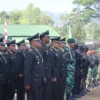 BERBARIS: Anggota tengah mengikuti upacara memperingati HUT TNI k-78 tingkat Kabupaten Sumedang, dilaksanakan di Makodim 0610/Sumedang, kemarin.