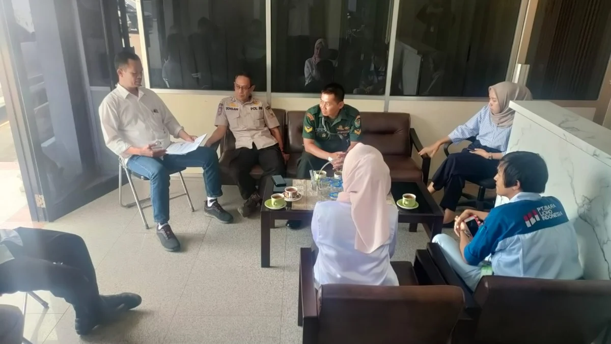 DISKUSI: Ketua RW dan Kepala Desa di Desa Sawahdadap, Kecamatan Cimanggung, tengah berdisukusi dugaan pemalsuan tandatangan, di kantornya, baru-baru ini