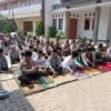 KHUSYUK: Beberapa warga tengah melaksanakan Sholat Sunat Istisqo, yang berlangsung mulai pukul 09.30 hingga 11.00 WIB, di halaman Ponpes Cikalama, Dusun Cikalama RT 03/10, Desa Sindangpakuon, Kecamatan Cimanggung, Kabupaten Sumedang, kemarin.