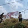 LEPAS PAKSA: Satuan Polisi Pamong Praja (Satpol PP) Kabupaten Sumedang, bersama dengan pihak terkait, berhasil melaksanakan penertiban atribut, bendera, spanduk dan umbul-umbul atau alat peraga sosialisasi (APS).
