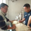 CEK HARGA: Pj Bupati Sumedang Herman Suryatman berdialog dengan pedagang beras, di Pasar tradisional di Sumedang Kita, soal kenaikan harga beras, kemarin.