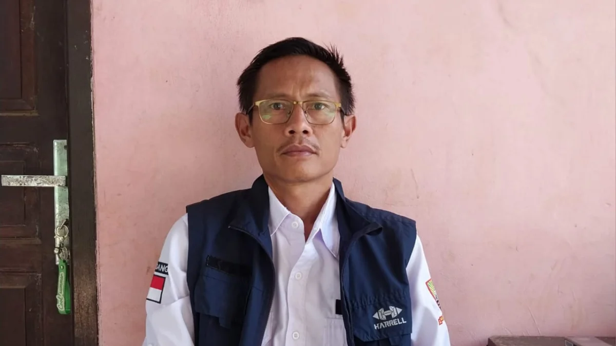 TANGGAPI: Kepala Desa Sukajaya Sukana SM, saat dikonfirmasi terkait Bantuan Beras 10 kg, dari Badan Ketahanan pangan dan Bulog, kepada Sumeks di kantornya.